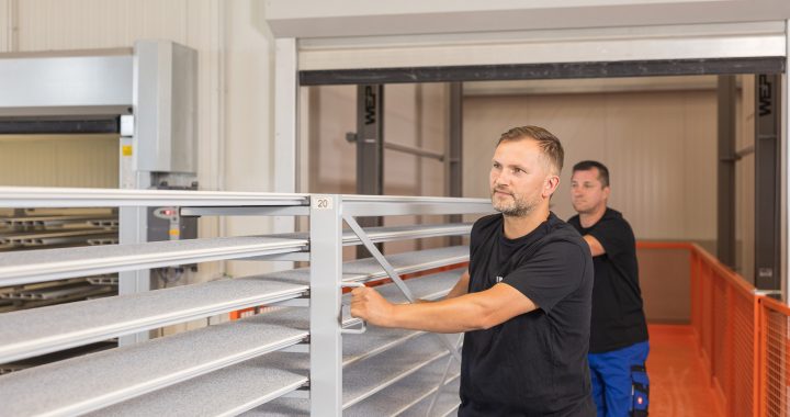 Bartosz Smagala und Teofil Szyszka in Produktionshalle_Sandmeir Bausysteme GmbH
