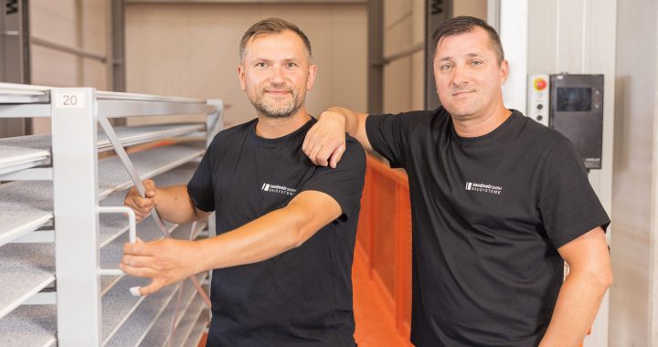 Teofil Szyvor und Bartosz Smagala Lastenaufzug in Produktionshalle_Sandmeir Bausysteme GmbH