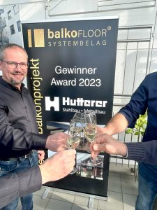Hutterer Stahlbau Awardübergabe 2023 mit Sekt anstoßen