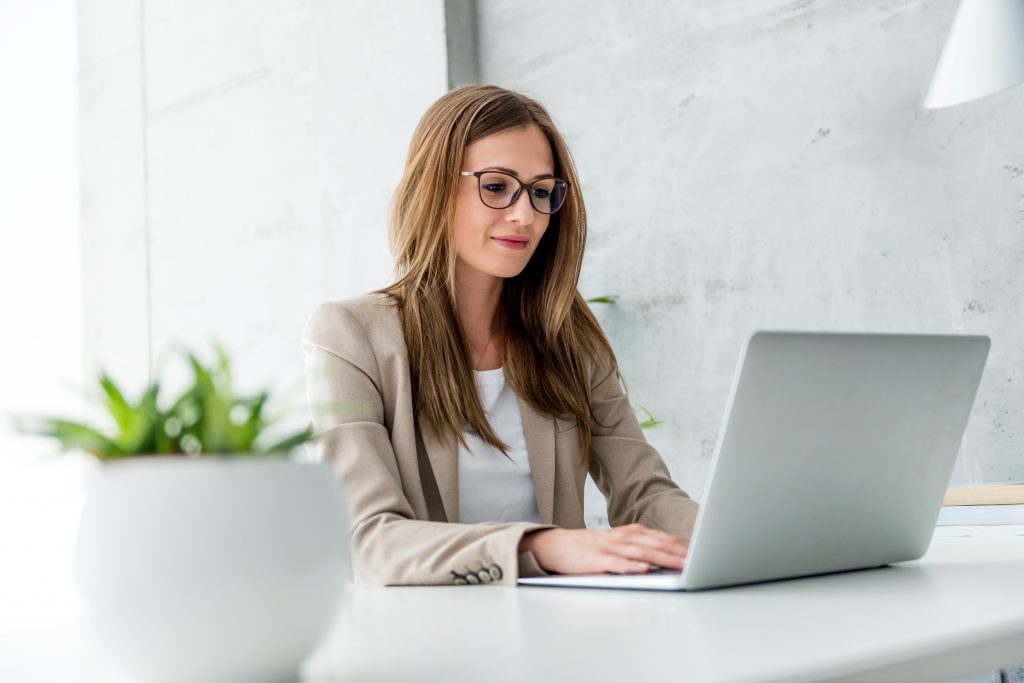 Geschäftsfrau, tippt auf dem Laptop