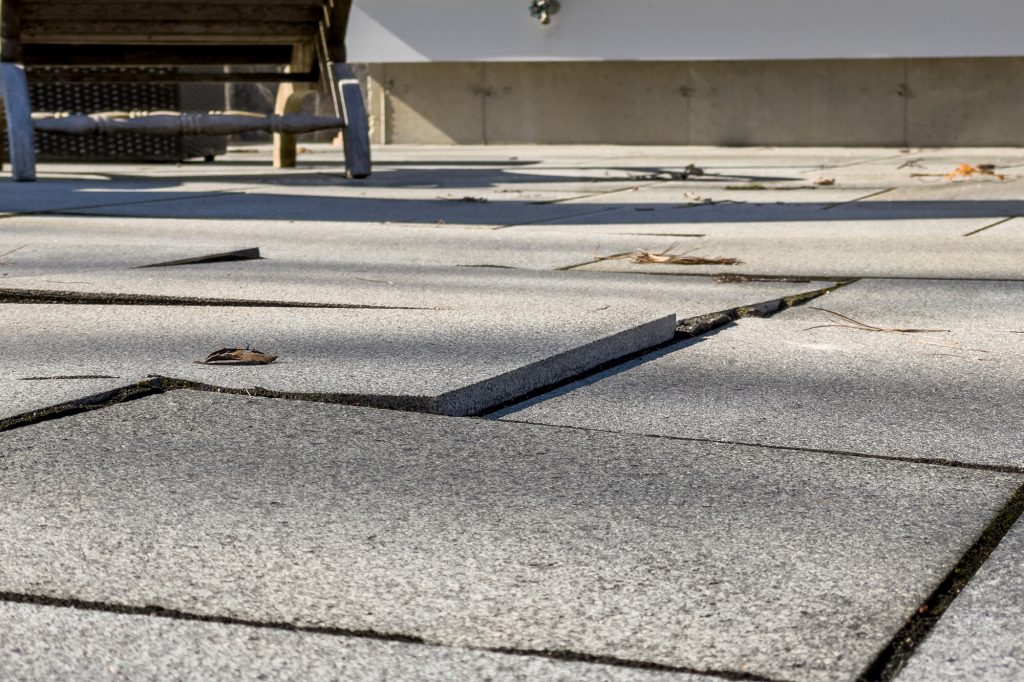 Terrassenplatten sind uneben und verdreckt
