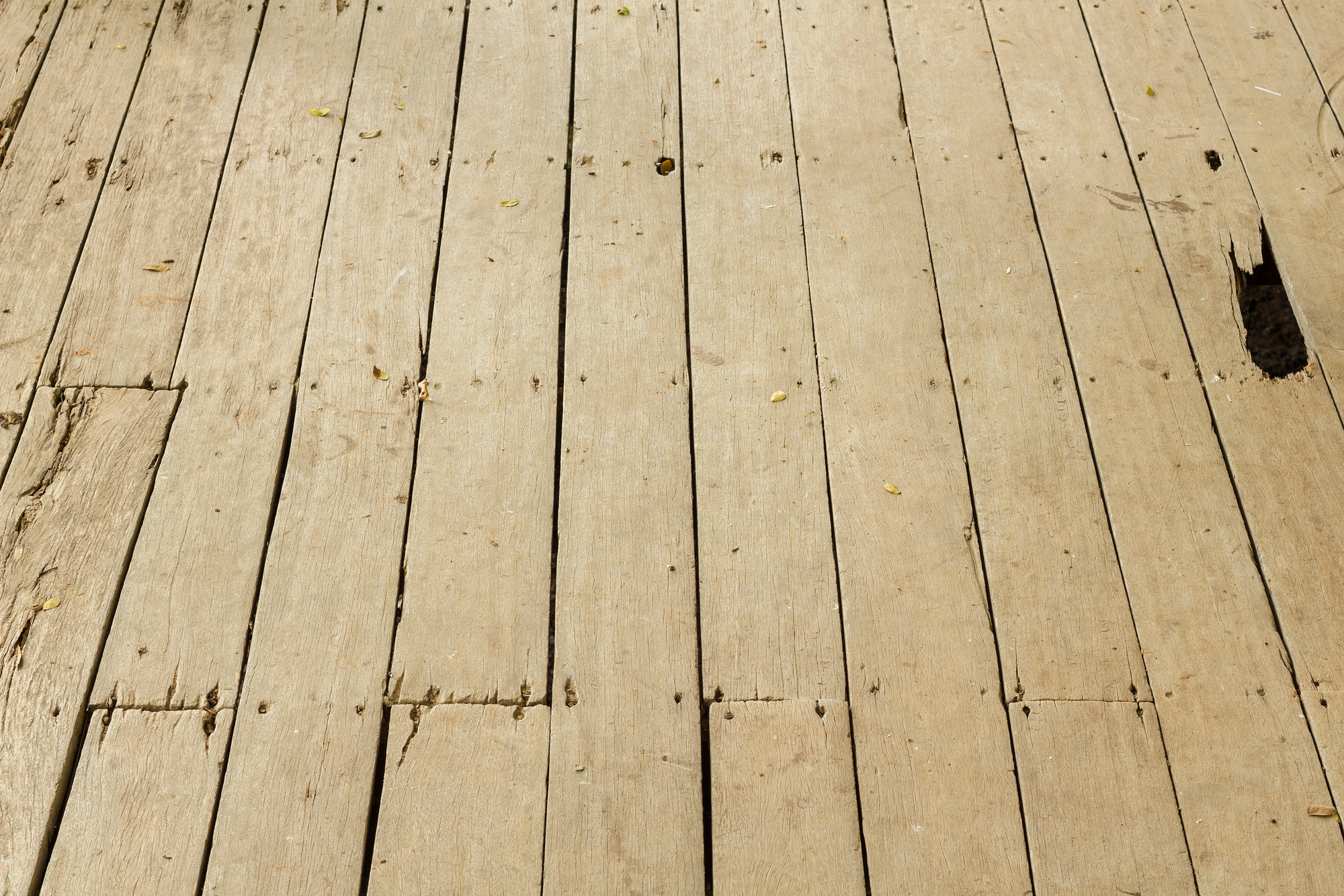 Rissiger und zerbrochener Terrasseboden aus Holz.