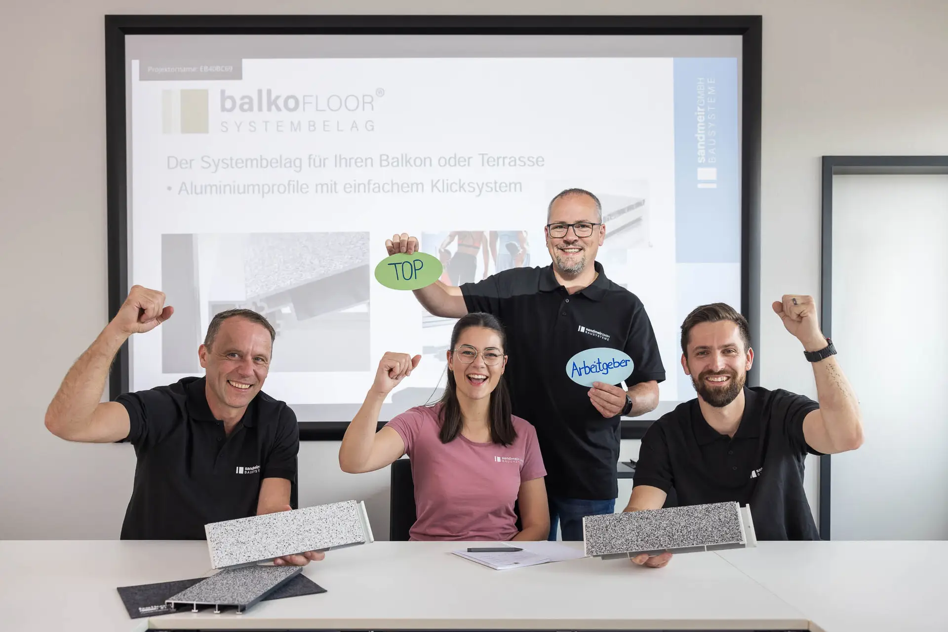 Team im Besprechungsraum mit TOP Arbeitgeber Zettel